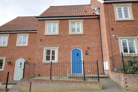 3 bedroom townhouse to rent, BISHOPS CLOSE, NORWICH