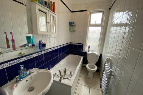 1 bedroom in a house share to rent, 18 Colinton Road Ilford IG3 9RB