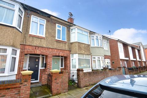 3 bedroom terraced house to rent, Warren Avenue, Southsea PO4