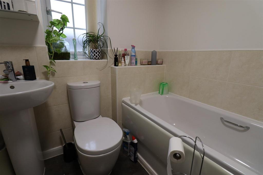 Family Bathroom 1