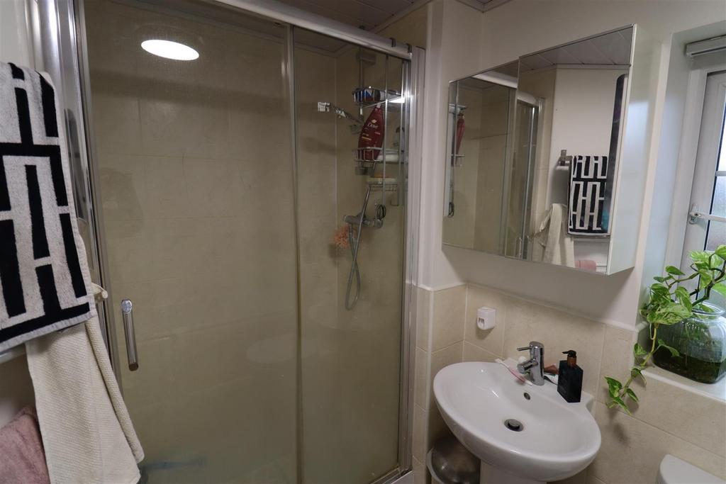 Family Bathroom 1