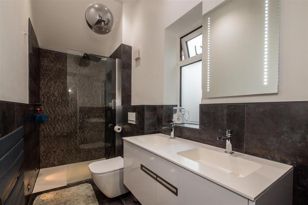 Bed 1 En Suite