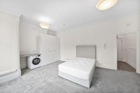 Studio to rent, Egerton Gardens, Knightsbridge SW3