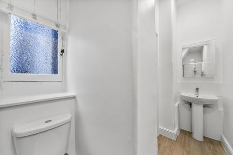 Studio to rent, Egerton Gardens, Knightsbridge SW3