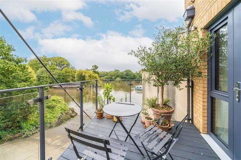 2 bedroom flat for sale, Railshead Road, Old Isleworth TW7