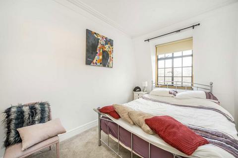 3 bedroom flat for sale, Wildcroft Road, London SW15