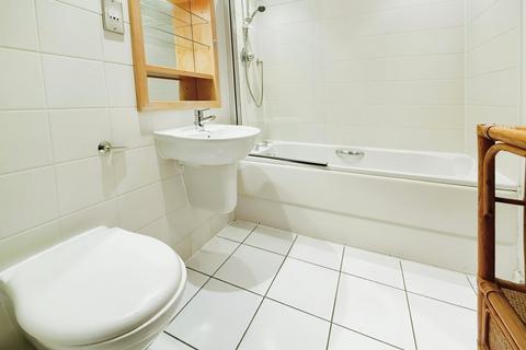 1 bedroom flat to rent, Balmoral Place, Brewery Wharf, Leeds, UK, LS10