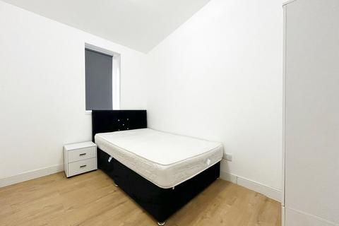 1 bedroom in a house share to rent, Goldbeaters Grove, Edgware