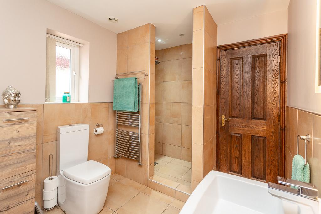 Bedroom 1 ensuite b