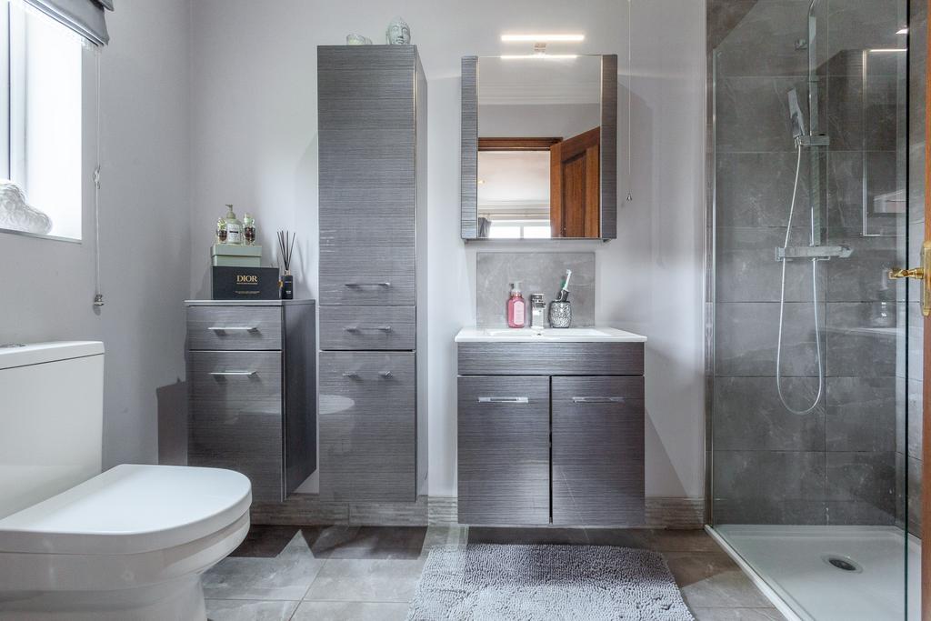 Bedroom 2 ensuite