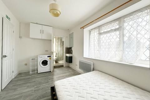 1 bedroom in a house share to rent, Goldbeaters Grove, Edgware