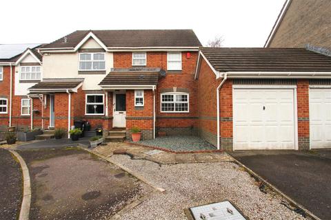 3 bedroom end of terrace house for sale, Hale Close, Hanham, Bristol