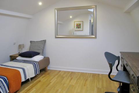 3 bedroom apartment to rent, Bravington Road, London