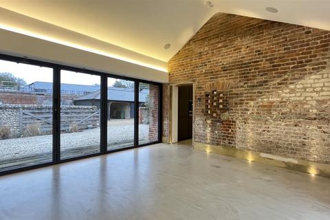 2 bedroom barn conversion to rent, Park Road, Banstead SM7