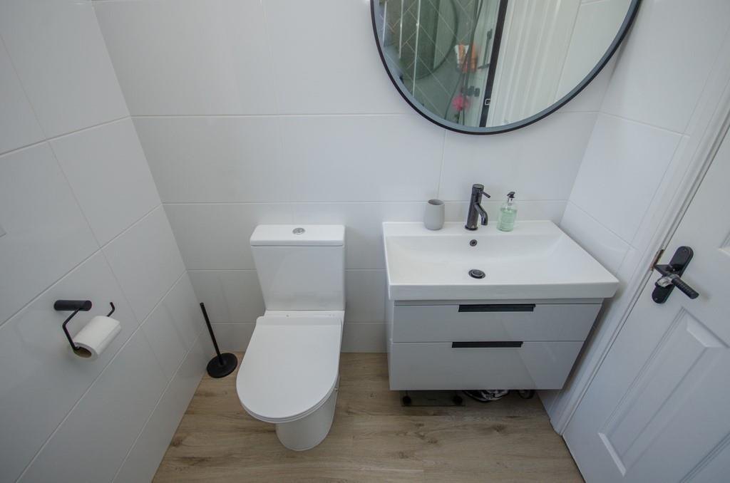 Shower room pic 3.jpg