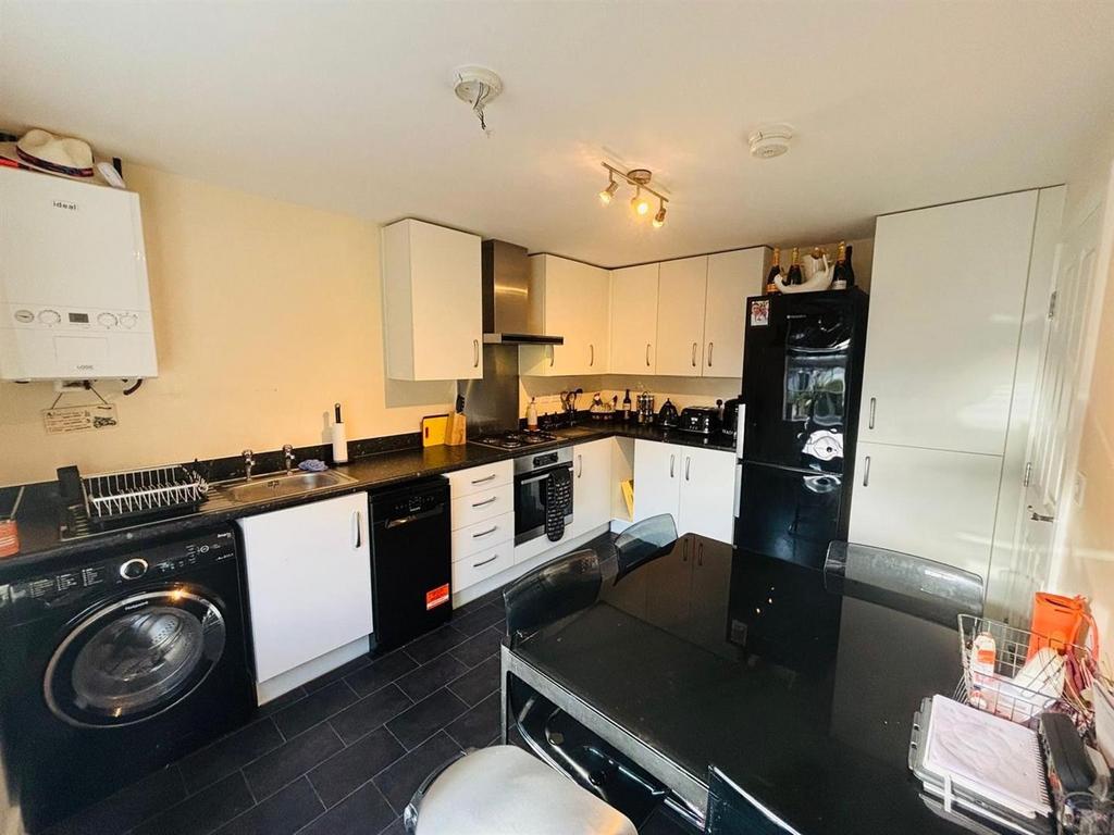 Kitchen 2.jpg