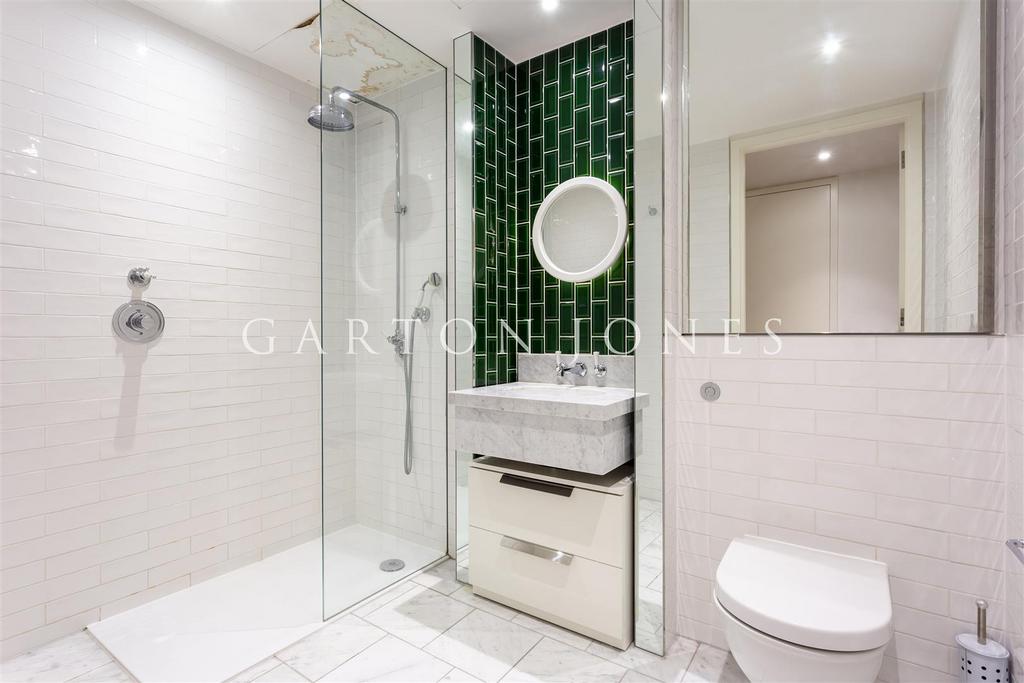 Bathroom (2).JPG