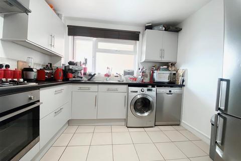 3 bedroom apartment to rent, Eversfield Road