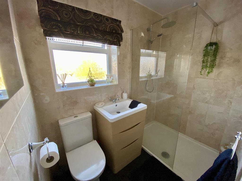 Bramleys Estate Agents - Edge Top - Thornhill - De