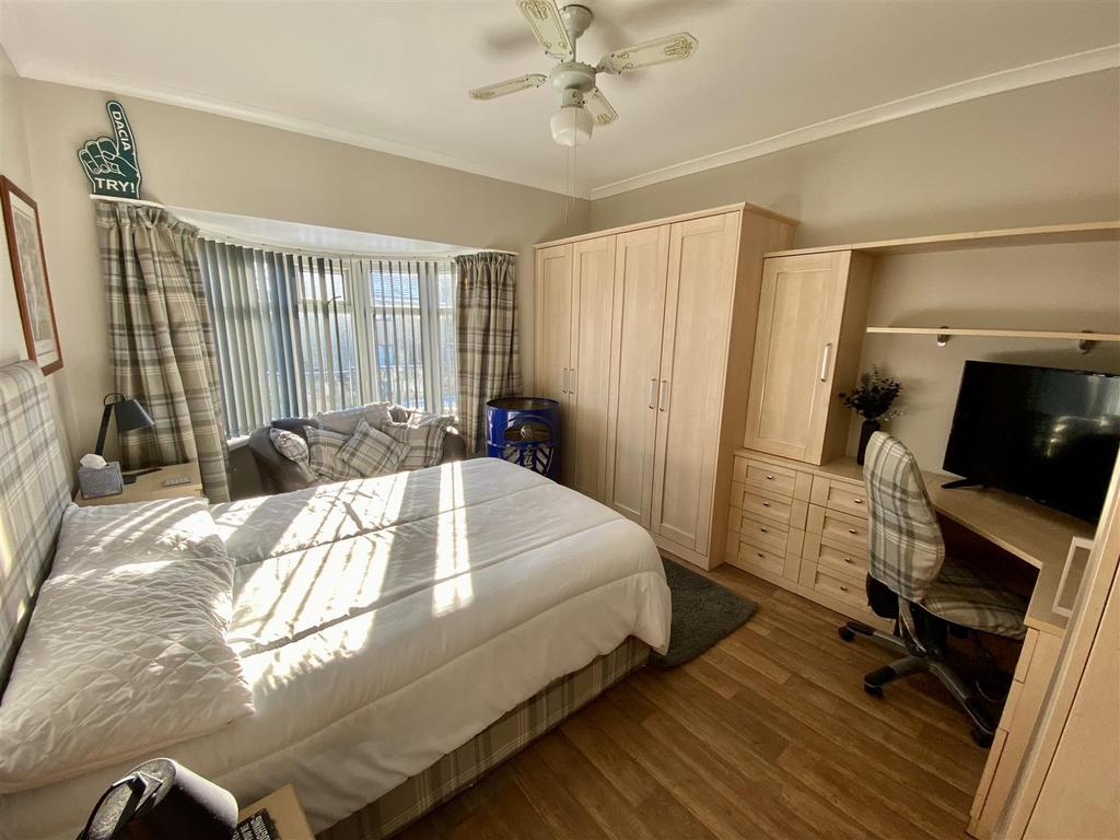 Bramleys Estate Agents - Edge Top - Thornhill - De