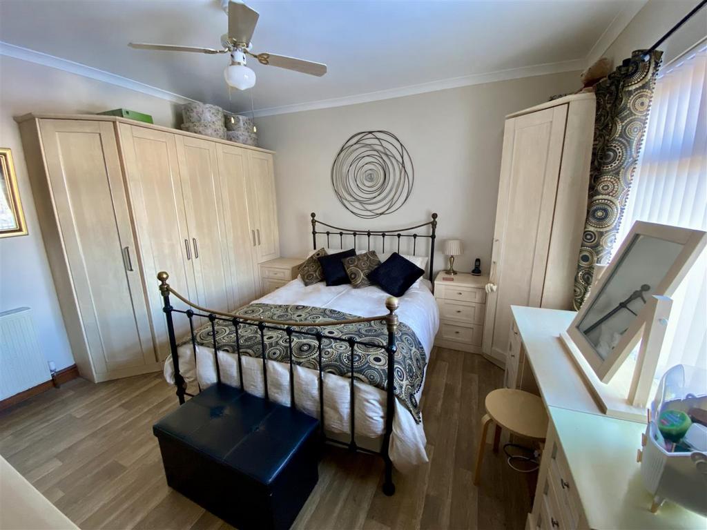 Bramleys Estate Agents - Edge Top - Thornhill - De