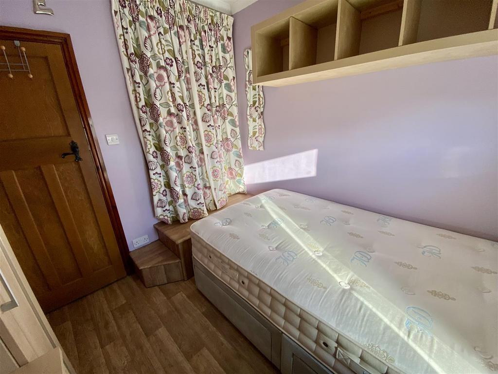 Bramleys Estate Agents - Edge Top - Thornhill - De