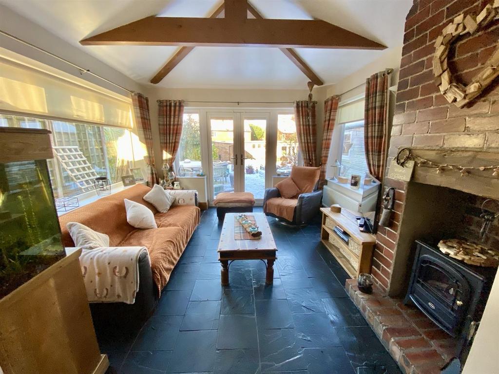 Bramleys Estate Agents - Edge Top - Thornhill - De
