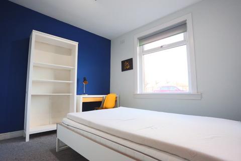 3 bedroom flat to rent, Calder Road, Broomhouse, Edinburgh, EH11