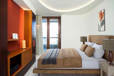 3 bedroom flat for sale, Lauderdale Tower, London EC2Y