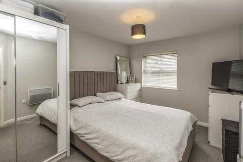 2 bedroom flat to rent, International Way, Sunbury-On-Thames TW16