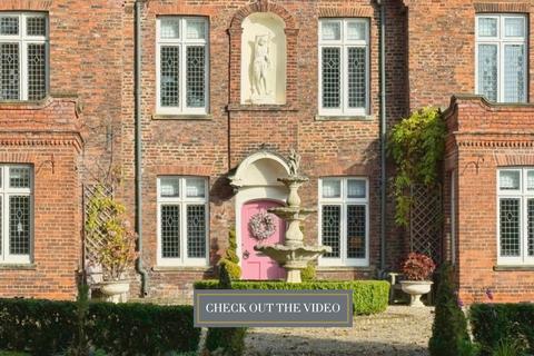 6 bedroom detached house for sale, Market Place, Hornsea, HU18 1AW