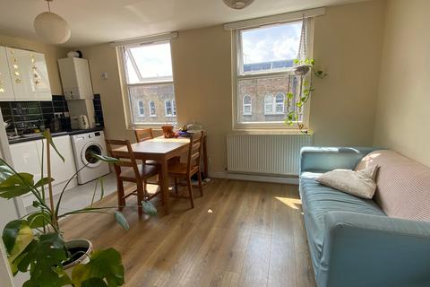 3 bedroom flat to rent, Dunlace Road, London E5