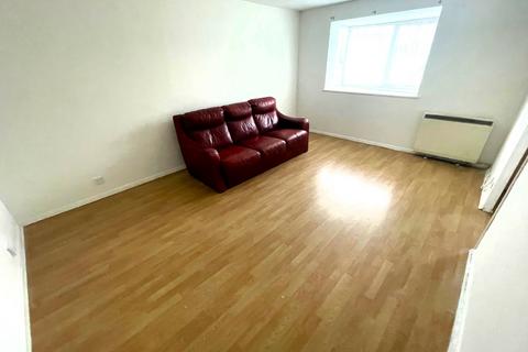 2 bedroom apartment to rent, Braithwaite Ave, Romford