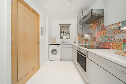 1 bedroom flat for sale, Banstead Court, London W12