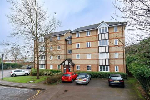 2 bedroom flat to rent, Woodland Grove, Centre Drive, Epping.