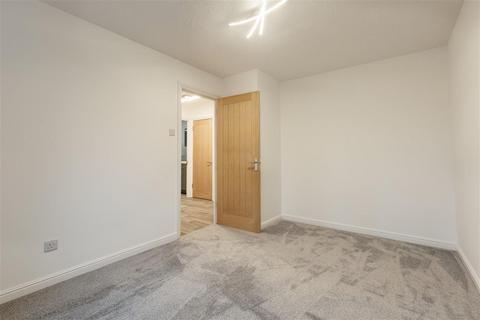 2 bedroom flat to rent, Woodland Grove, Centre Drive, Epping.