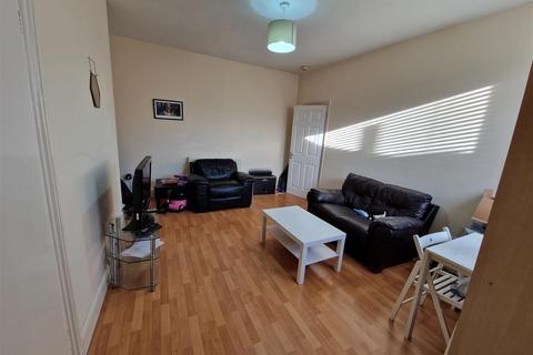 3 bedroom flat to rent, Bolingbroke Street, Heaton