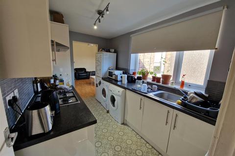 3 bedroom flat to rent, Bolingbroke Street, Heaton