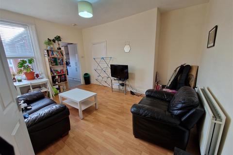 3 bedroom flat to rent, Bolingbroke Street, Heaton