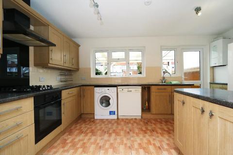 3 bedroom semi-detached house to rent, Byron Avenue, New Malden KT3