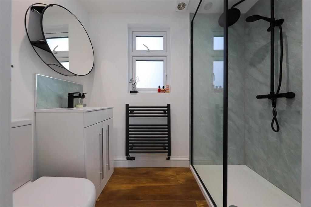 Nicholas james blaker st master ensuite .jpg