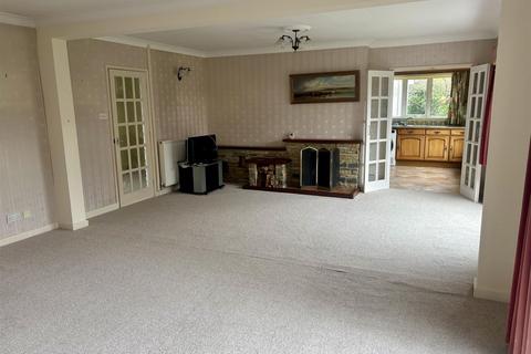 3 bedroom detached bungalow to rent, Whitehayes Close, Kilmington EX13