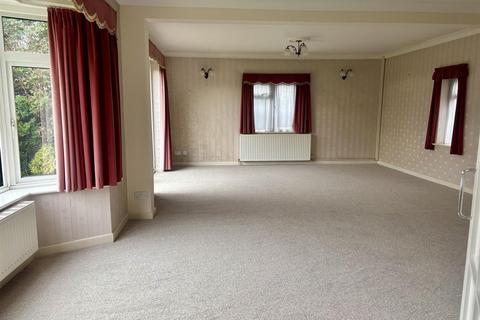 3 bedroom detached bungalow to rent, Whitehayes Close, Kilmington EX13