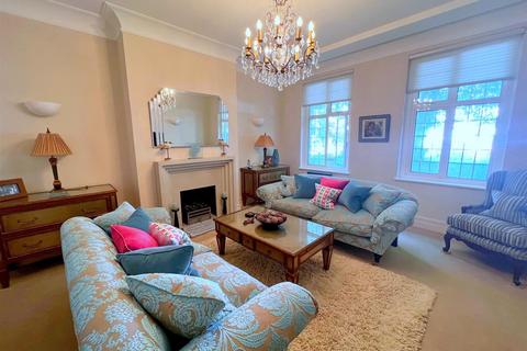 4 bedroom flat for sale, Devonshire Place, Eastbourne