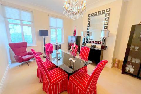 4 bedroom flat for sale, Devonshire Place, Eastbourne