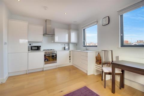 2 bedroom flat for sale, Hemstal Road, London