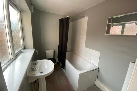 2 bedroom house to rent, Queen Street, Hucknall, Nottingham