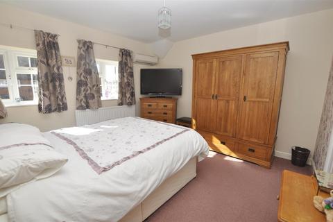 5 bedroom house to rent, Hornbeam Road, Guildford