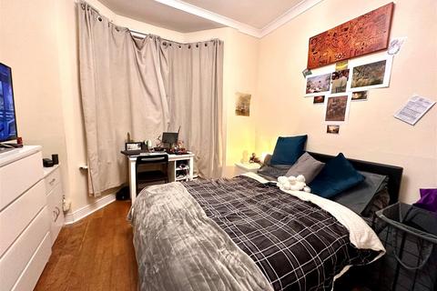 4 bedroom terraced house to rent, Palace Road, London N11