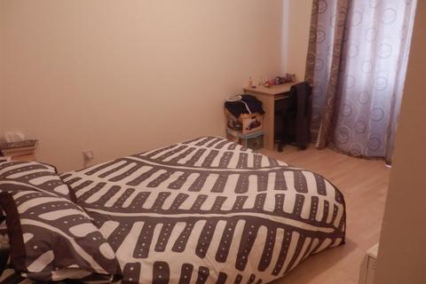 2 bedroom flat to rent, Carnavon Road